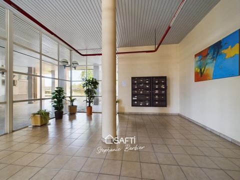 Located in Colomiers (Résidence PROXIMA), this apartment benefits from a popular location in the heart of the city center with proximity to all amenities such as the college, the super U, the cinema, the nautical area, the media library, the market ,...