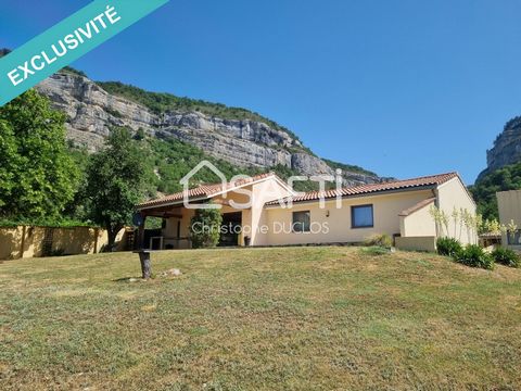 Located in a natural setting on the heights of the town of Entrepierres, 15 minutes from Sisteron and its amenities, come and discover this pretty, modern and sunny house with a wooded garden and breathtaking views of the surrounding mountains. The m...