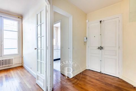 Paris 8 - Saint-Augustin - Art Deco - 1-bedroom 43m² (463 sq ft) apartment under the Carrez Law on the 5th floor of a magnificent old building with a lift in a prime location between Saint Augustin Church and Parc Monceau. Laid out as follows: Entran...