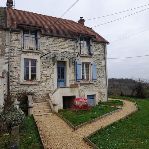 In a small typical village of Aisne, near the Chemin des Dames and the Center Park, 140km from Paris and 44km from Reims, discover this charming stone terraced house of 194 m² on a plot of land around 769 m². Renovated in 2015, it consists of a main ...
