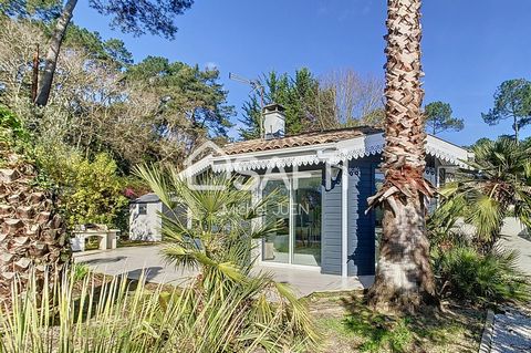 Soorts-Hossegor, close to the town and all amenities, very pleasant and bright single-storey house of approximately 116 m² of living space. Located on a pretty flat plot of 726 m² with trees and swimming pool, it consists of a beautiful living room w...