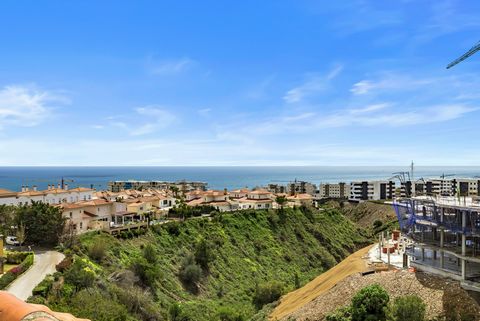 Belägen i det lyxiga enklaven Reserva del Higuerón i Fuengirola, representerar denna utsökta takvåning det bästa som ett kustnära boende har att erbjuda. Med en harmonisk blandning av modern design och underbara panoramautsikter över havet och bergen...