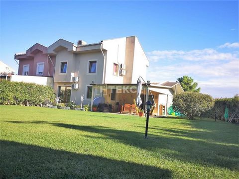 5 Bedrooms Semi-Detached Villa in Sarıyer, Zekeriyaköy Villa is located in the Zekeriyaköy neighborhood. Zekeriyaköy is not only the most prestigious area of İstanbul but also the most preferred area by locals for its nature and forestland. ... is lo...