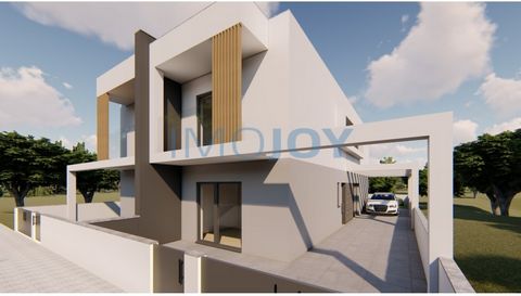 Excellent 3 bedroom semi-detached house consisting of two floors, in one of the main streets of Fernão Ferro, included in a residential area of excellence. It is in the initial phase of construction, very bright, with an east and west solar layout, g...