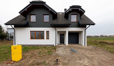 I present to you a charming single-family house with an area of 220 square meters, which is located in a green area in Koźmice Wielkie, just a few kilometers from Krakow. This charming property offers quick and convenient access to the center of Krak...