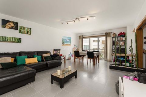 2 bedroom apartment for sale in a privileged and quiet urbanization, 5 minutes from the center of Tavira. Good quality construction and finishes, and large rooms with good natural light. Comprising a 32 square meters living room, facing west, an equi...