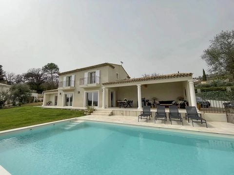 A few minutes from the village of Montauroux, discover this bright recent villa of approximately 210 m2 which benefits from a lovely panoramic view of the valley. The villa is built on 2 levels and has on the ground floor: an entrance, a large living...