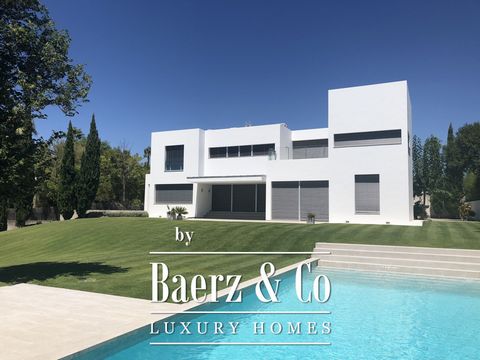 Located at the end of a quiet cul-de-sac on the upper side of the resort, this 530m2 villa sits on an elevated 1789 m2 plot. Distributed over three floors, the property consists of a reception hall, living room, dining room, a large kitchen, and a gu...