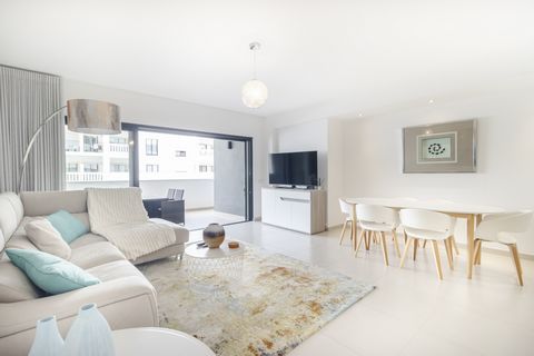 Welcome to this luxurious 2 bedroom, 2 bathroom apartment nestled in the heart of Lagos, Algarve, within a contemporary building constructed in 2019. Upon entering, the hall guides you to discover the charm and comfort of this modern apartment. To yo...