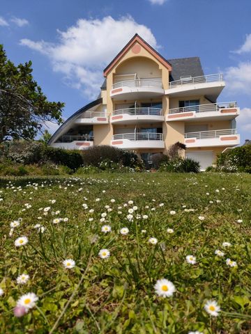Quiberon center, Port Maria, come and discover this exceptional apartment, 2nd row sea, enjoying an extraordinary calm, in a small luxury residence. Located at the foot of shops and restaurants, near the Grande Plage (Big Beach), the port, while offe...