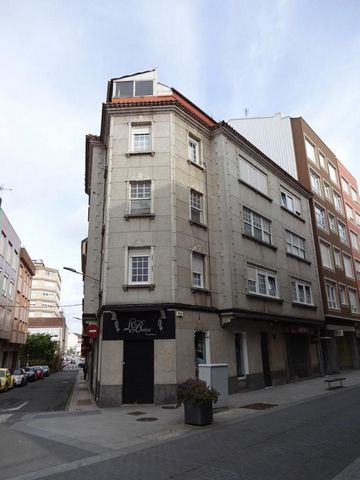 Building for sale in Carballo, with a constructed area of 700 m2 distributed in Ground + 3 + Under Roof, it has 6 homes and 2 commercial premises. This property offers incredible potential, as it is semi-refurbished, allowing you to customise each sp...