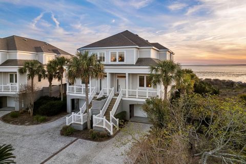 Dolphin Point townhomes are in the perfect spot for the most iconic Seabrook sunsets from Pelican Beach. The Beach Club, Island House, beach accesses, and golf courses are just steps away from this stunning home. The views from this home are absolute...