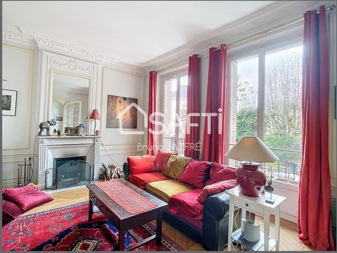 SAINT-CLOUD MONTRETOUT sector, in a luxury Haussmann-style building, family apartment of 129 m2 located on the 1st floor with elevator. Composition: an entrance, a large living room of 36m² with a balcony, an equipped dining kitchen of 12m², three la...