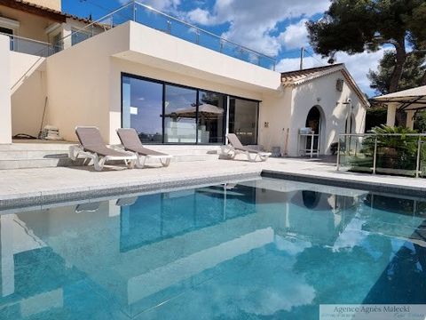 AIGUEBELLE PLAGES not far from the beaches for this HIGH-END PROPERTY of 270m2 built on a plot of land of 1500m2 with several outbuildings in annexes, a very beautiful HEATED SWIMMING POOL FACING SOUTH, LARGE SOUTH TERRACES, main part of 160m2 with h...