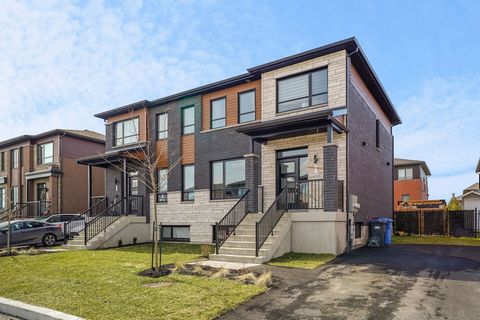 Magnificent house built in 2022 with all guarantees valid for another 3 years, several extras during construction and choice of top quality materials. Located in Longueuil in a new family neighborhood, within walking distance of the new Semis Primary...