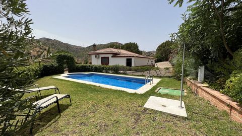 If you are a nature lover, and you are looking for peace and tranquillity, then this house is definitely for you! Magnificent single storey country house, in the middle of hundreds of olive trees, comprising 3 bedrooms, a large bathroom with Italian ...