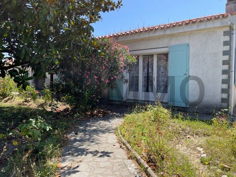 Jard sur Mer, Super U sector, single-storey house on a large plot of land with a swimming pool, house to renovate composed of 3 bedrooms, bathroom, separate toilet, separate kitchen opening onto terrace and garden, living room with insert fireplace a...