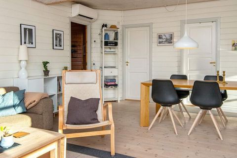 Maison de vacances avec bain à remous et sauna située dans un environnement calme près de Mørkholt. La maison est bien meublée et depuis le salon, il y a un accès aux grandes terrasses de la maison, où il y a amplement l'occasion de profiter du solei...