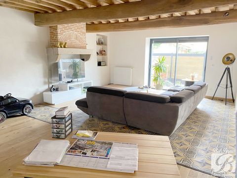 EXCLUSIVITY Béligneux Village, beautiful rammed earth house completely renovated of about 190 m2. This beautiful building with a lot of character consists of a spacious entrance hall leading to a large laundry room / pantry, a toilet, a magnificent l...