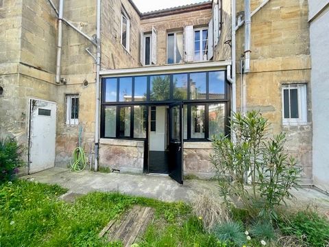 Stone building of beautiful workmanship (late 18th/early 19th century style) in R+1, erected on a cellar, composed of 4 exclusively residential properties, two out of four occupied. The ground floor includes an entrance leading to two dwellings: - A ...