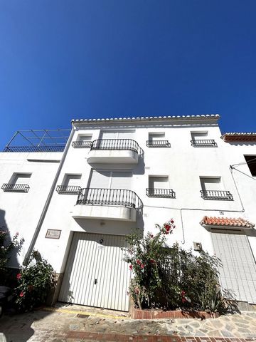 House in perfect condition to live in, it has 308 m2 that are divided into 3 floors. It is designed to make the most of the location, it includes many balconies and windows that fill the interior of its rooms with light.  All rooms in the house are ...