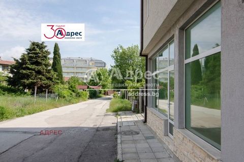 Shop on the ground floor with a large showcase, located in a lively place in Chaika resort. The property has a bathroom and toilet. EXCLUSIVE only in ADDRESS! Chaika resort is located 11 km from the center of Varna and 10 minutes walking distance fro...