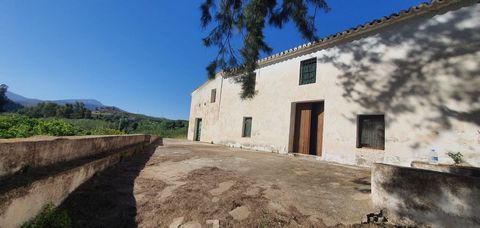 This unique property located near Pizarra boasts an old oil mill, sitting on a vast expanse of land. The mill, which was in operation until the 1950s, has been preserved and retains all of its original machinery, including grinding stones, a press, a...