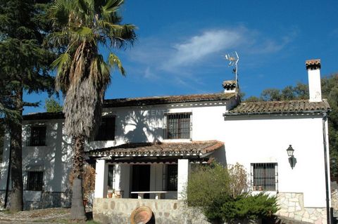 Bienvenido a esta magnífica vivienda de estilo andaluz, propiedad situada a solo 10 minutos en coche de Cortes de la Frontera y a 40 minutos del encantador pueblo de Ronda, dentro de la reserva natural de los Alcornocales enclavado entre las sierras ...