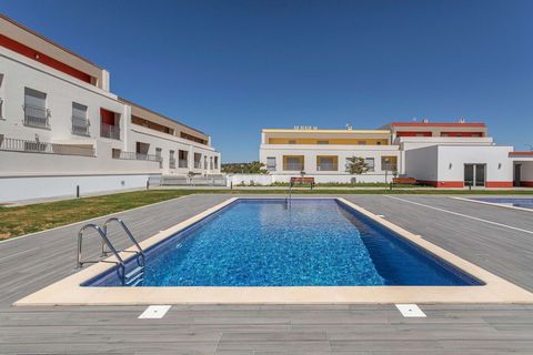 Nous vous présentons une excellente opportunité d'acquérir un appartement de 2 chambres au premier étage, dans la prestigieuse copropriété Colina da Boavista, à Tavira. Cet appartement dispose d'une place de parking spacieuse pour votre commodité. En...