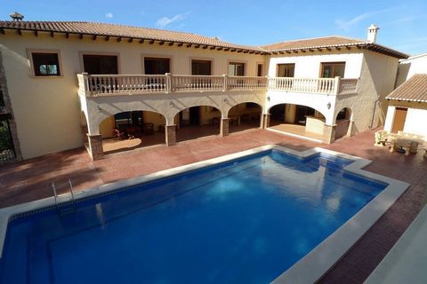 Dieses beeindruckende Naturstein Villa zum Verkauf befindet sich in Lliber Costa Blanca Spanien hat 9 Schlafzimmer und 8 Badezimmer mit einem spektakulären 2ZimmerWohnung mit Bad Der Hauptraum besteht aus einem großen Wohnzimmer mit BarBereich mit al...