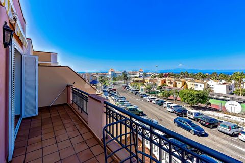 Referenz: 04251. Duplex in La Caleta - Nous Property Entdecken Sie diese beeindruckende Maisonette im exklusiven El Veril-Komplex, gelegen in der zweiten Meereslinie, ideal, um die Küstenschönheit von La Caleta zu genießen. Die privilegierte Lage erm...