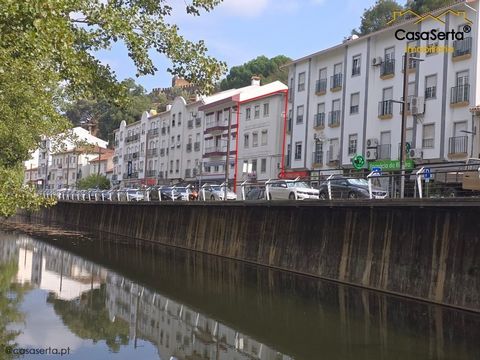 Residentieel en commercieel gebouw gelegen aan de prestigieuze Avenida Gonçalo Rodrigues Caldeira, een van de meest emblematische lanen in het dorp Sertã. Er valt niet veel te zeggen over de locatie, omdat deze bij iedereen bekend is en nog steeds me...