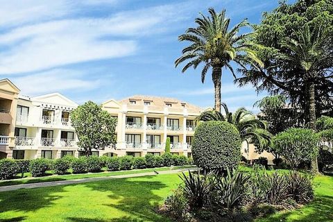 Nichée dans le charme cinématographique de Cannes, cette résidence confortable offre un refuge serein avec de superbes vues panoramiques sur la Méditerranée. Situés au milieu de jardins luxuriants, les bâtiments aux couleurs pastel et les terrasses a...