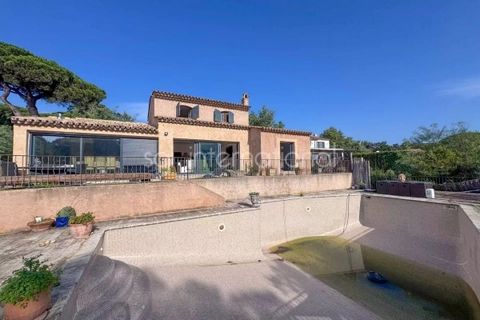 Grundstück 1.000m2 - Villa ca. 275m2 - 4 Schlafzimmer - 4 Badezimmer. Grimaud Guerrevieille, in einer ruhigen Gegend, nur 200 m zu Fuß vom Strand entfernt, besteht diese Villa von ca. 275m2 aus einem Eingang mit Wohn-/Esszimmer und offenem Küchenbere...