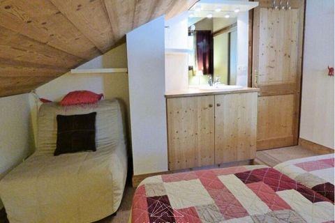 Dit charmante appartement van 70 m², ideaal voor maximaal 5 personen, bevindt zich op de bovenste verdieping van een residentie in het dorp Grand Bornand. Het beschikt over een slaapkamer met een tweepersoonsbed, een mezzanine met twee eenpersoonsbed...