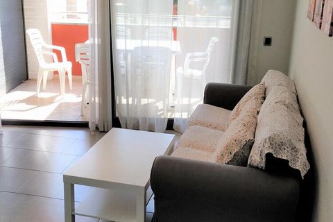 Apartamento de 80 m2 a 150 m del mar en 1ª planta con ascensor. Dispone de 3 habitaciones (una con cama de matrimonio, otra con litera y otra con 2 camas individuales), 2 baños con bañera y cocina totalmente equipada. También dispone de Wifi, aire ac...