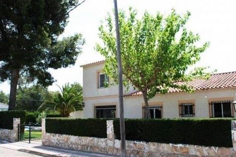 Pleasant villa for rent in Ametlla de Mar on the Costa Dorada. This house for 6 people is located just 2km from the sea and has a garden with lawns and private swimming pool. It consists of: - On the ground floor: a fully equipped independent kitchen...