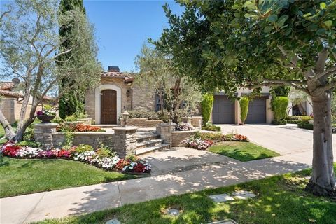 Entre las verdes laderas y el paisaje del Océano Pacífico, esta elegante residencia en Costa Azul está situada en la codiciada primera fila dentro de Pacific Ridge, el punto culminante de la costa de Newport. Con hermosas vistas a la ladera y al pico...