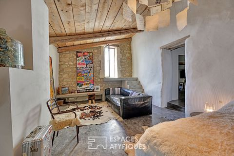 Située dans un village authentique à seulement 20 minutes d'Uzès, cette magnifique maison de village rénovée déploie environ 290m2 de surface habitable, alliant avec élégance le charme de l'ancien et des matériaux contemporains. Sols en béton, murs e...