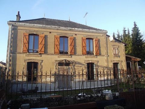 Sompuis, Traditioneel huis bestaande uit op de begane grond een keuken, eetkamer, kantoor, 2 slaapkamers. Boven: 4 slaapkamers, badkamer, toilet. Kelder. In te richten zolder. Grote bijgebouwen en grote beboste terreinen. Budget 86000 euro HAI Makela...