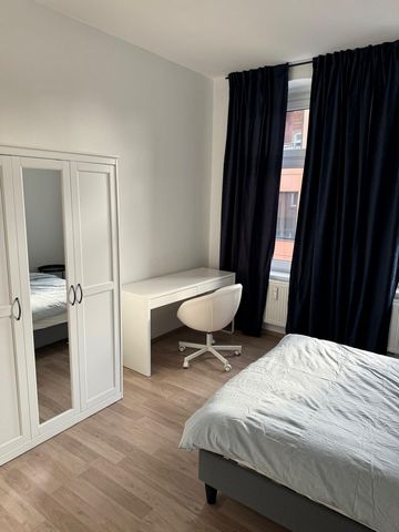 DIE WOHNUNG: Die Wohnung verfügt über 4 Schlafzimmer. Jedes Schlafzimmer ist mit einem Boxspringbett mit hochwertiger Bettwäsche, zwei Nachttischen, einer Kommode, einem großen Kleiderschrank und einem Schreibtisch mit entsprechendem Schreibtischstuh...