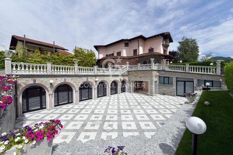 Wir befinden uns in Verbania, in einer exklusiven Wohngegend mit Blick auf den Lago Maggiore. Die Villa bietet mit ihren 700 m2 ein wahres Paradies voller jeglichem Komfort. Dies ist gelinde gesagt eine beeindruckende Lösung, die auf mehreren Ebenen ...