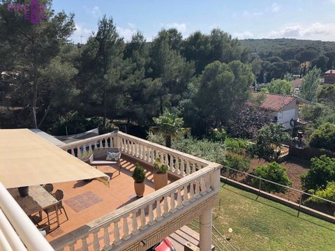 Spectacular views in a magnificent house of 376m2 built and 209m2 useful according to cadastre. The house has 3 floors, basement, ground floor and first floor. In the basement there is a large multipurpose room with a fireplace, a storage room, a lar...