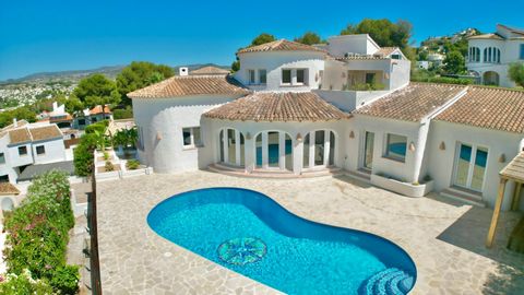 Villa te koop in Moraira, volledig gerenoveerd en met veel stijl. Slechts 1,5 km van het strand en 1 km van het centrum en voorzieningen. Mooi panoramisch uitzicht en een beetje uitzicht op zee. Rustige plek. Privé. Zuidwest oriëntatie. De woning hee...