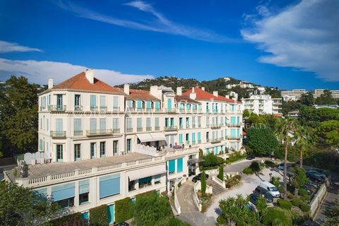 Plongez dans le charme d'antan avec cet appartement bourgeois de 246 m2 situé dans un bâtiment historique à quelques minutes à pied de la Croisette et des plages. Avec son exposition sud et ses volumes généreux ce bien situé en rez-de-chaussée et don...