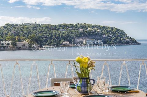 Dit prestigieuze appartement, te koop in Villefranche-Sur-Mer, zal u verleiden met zijn ruime terras en een prachtig uitzicht op zee. Dit uitzonderlijke penthouse, met een oppervlakte van 80 m², is gelegen in de kuststreek, vlakbij de golfbaan, het s...