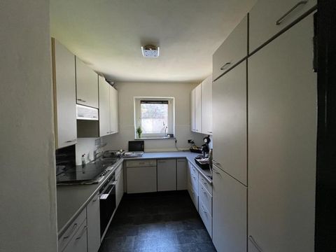 Hier krijgt u een leuk stadsappartement aangeboden. Het appartement is prachtig gesneden, vanuit de hal, die zeer ruim is, gaat er meteen een kleine gang uit. Een garderobe vindt hier zijn plaats en vernauwt dus niet de eigenlijke gang. Hier bevindt ...