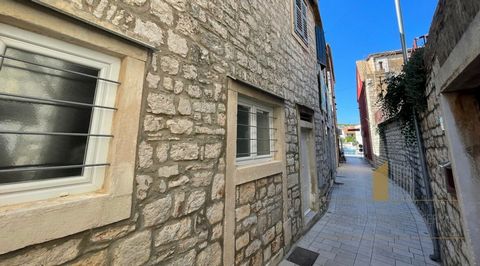 Te koop is een charmant stenen huis gelegen in het hart van het oude centrum van Hvar op het prachtige eiland Hvar, op slechts 20 meter van de zee. Dit historische pand biedt een woonoppervlakte van 139 m² verdeeld over drie verdiepingen, waarvan 127...