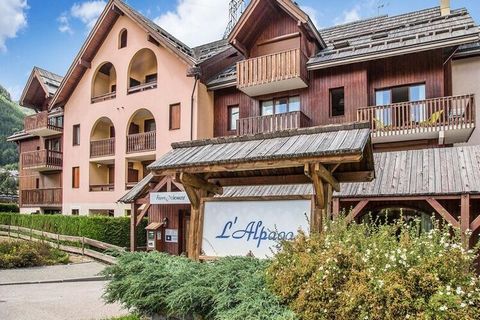 Nestled in the heart of Serre-Chevalier 1400, this cozy apartment in the L'Alpaga residence offers a comfortable retreat surrounded by a landscaped garden. The 30 m² accommodation includes a living room with two sofa beds (one suitable for a child), ...