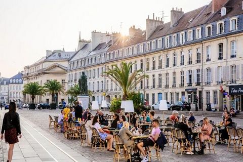 Idealnie położony W samym centrum Caen (u podnóża Port de Plaisance), ten wspaniały T2 uwiedzie Cię swoim ciepłym wystrojem i bliskością miasta. z najpopularniejszych miejsc w mieście. Szyk Moja Conciergerie w Normandii przedstawia Państwu „Le Palais...